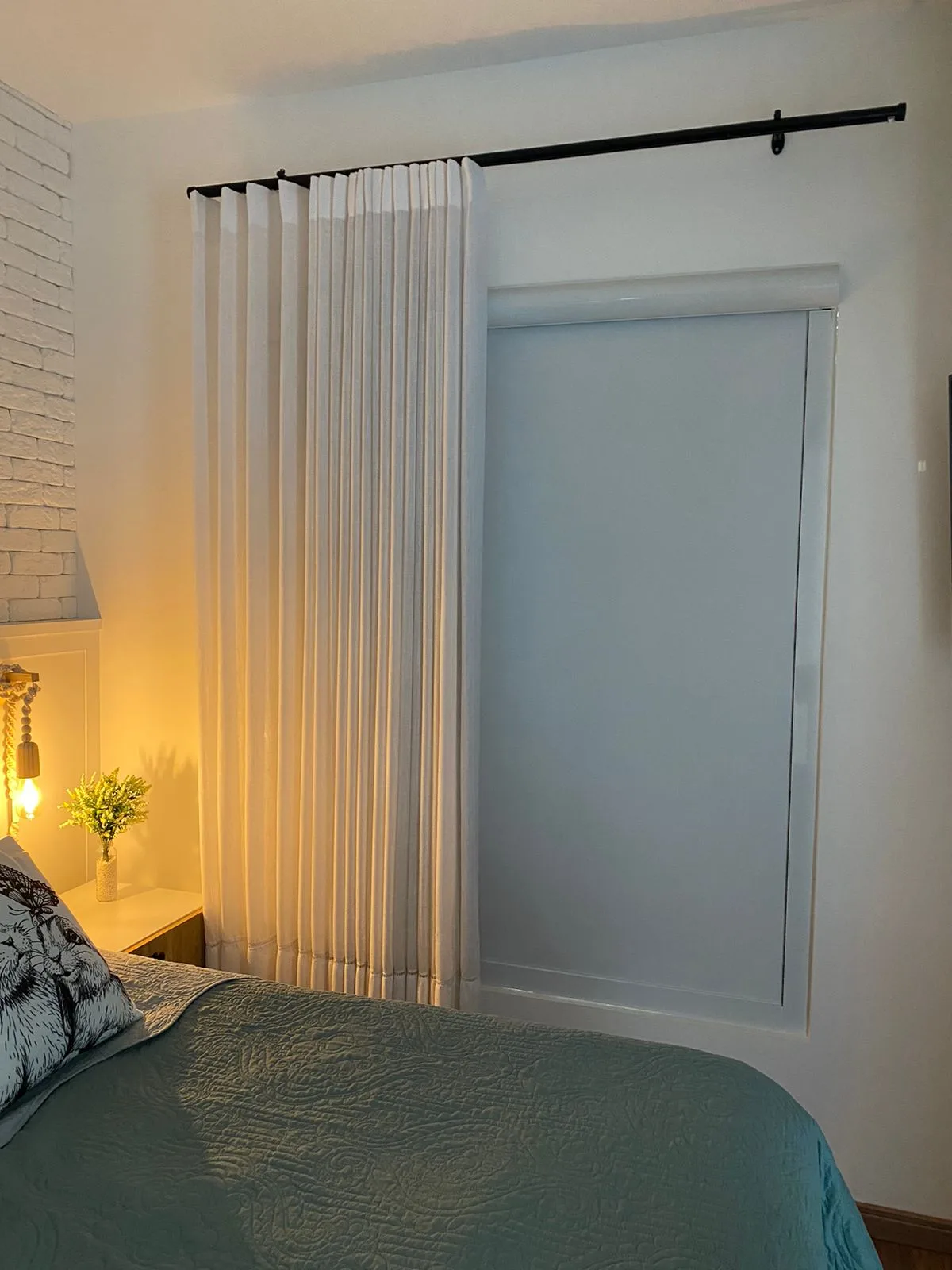 Cortina franzida em quarto