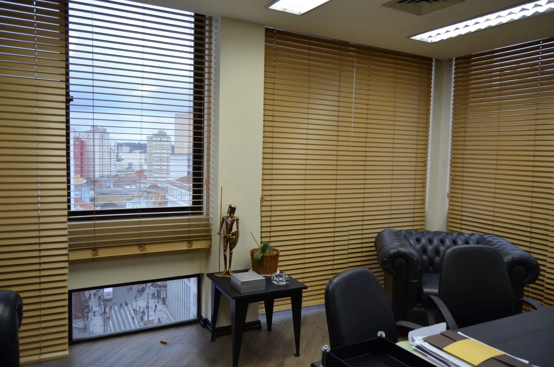 Persiana horizontal de madeira em escritório, Curitiba