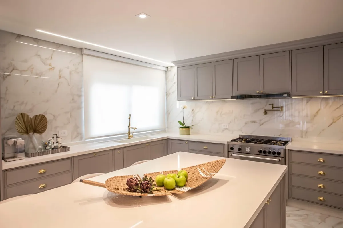 Persiana rolô em cozinha com mármore