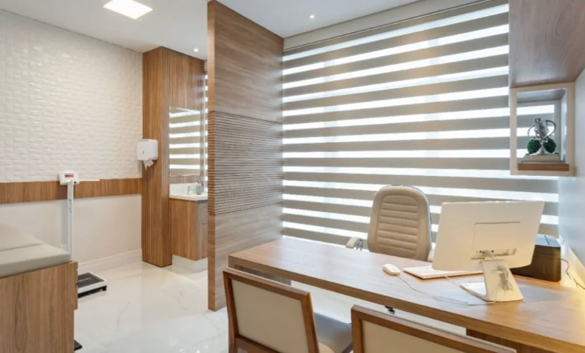 Persiana double vision em consultório com mesa de atendimento, Curitiba